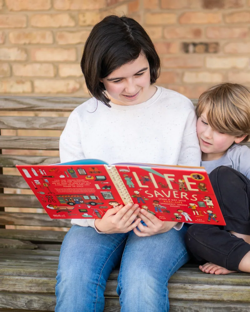 siblings reading